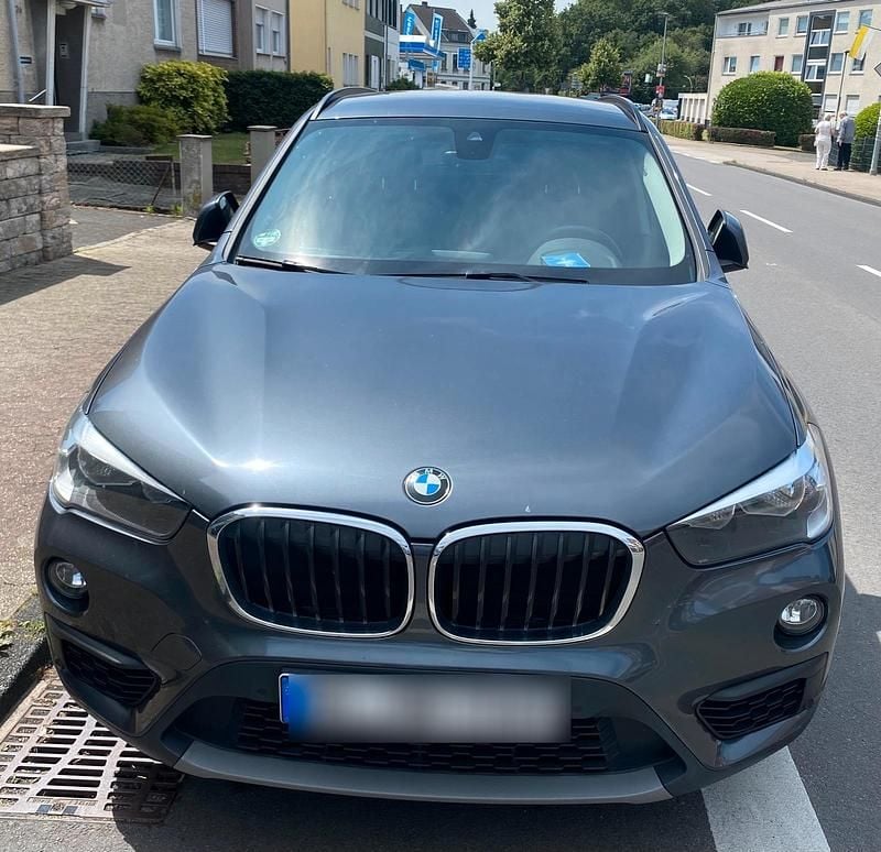 Grau Gebraucht 2019 BMW X1 SUV | 19.700 € (Superpreis) - Bild 1/4