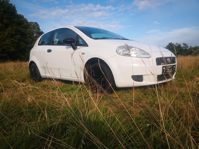 Weiß Gebraucht 2009 Fiat Grande Punto Dynamic Kleinwagen | 2.250 € (Fairer Preis) - Bild 1/4