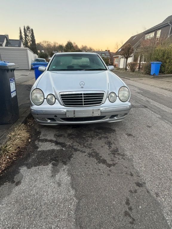 Silber Gebraucht 2001 Mercedes E240 Elegance Limousine | 4.399 € (Fairer Preis) - Bild 1/4