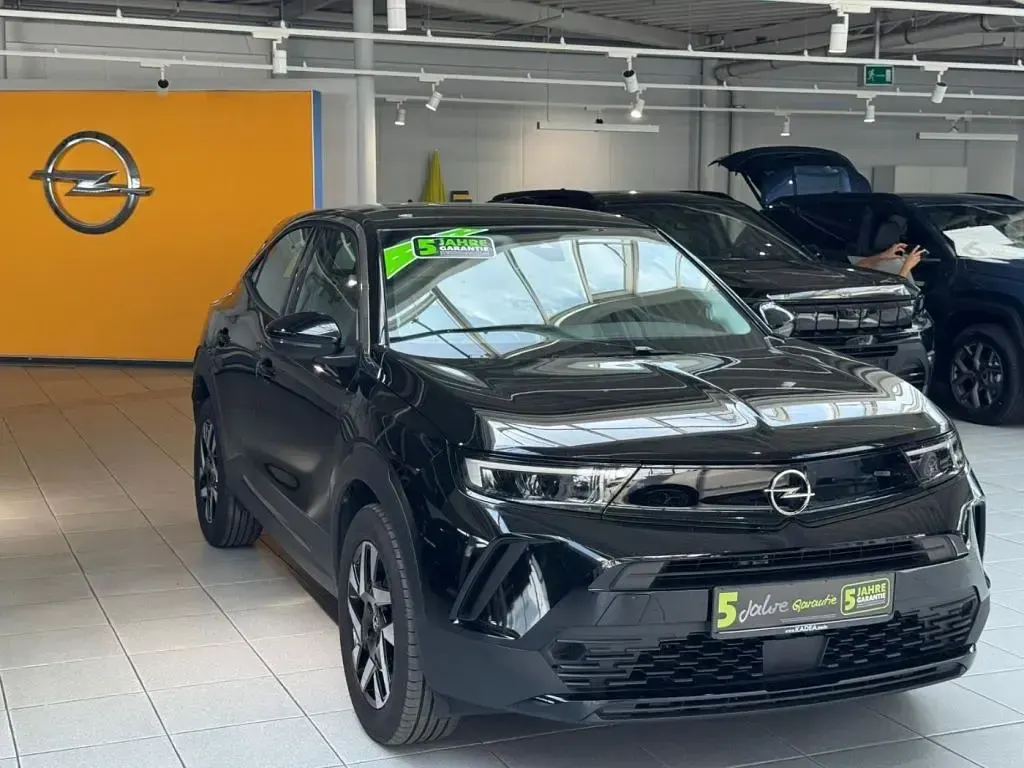 Gebraucht Opel Mokka Elegance 101 PS (74 kW) 2024 Schwarz perla nera/typ aussenverkleidung (metallic) SUV