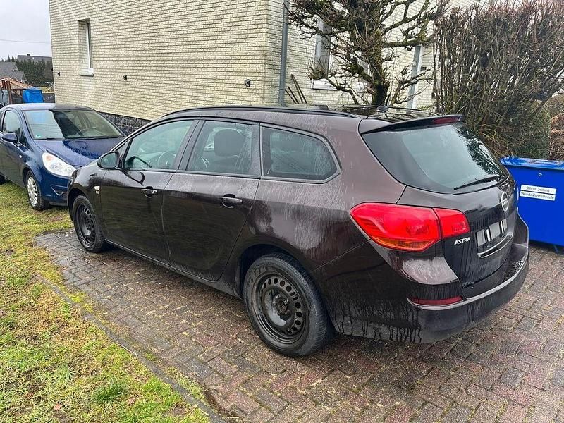 Usata Opel Astra 110 CV (80 kW) 2012 Marrone Station wagon