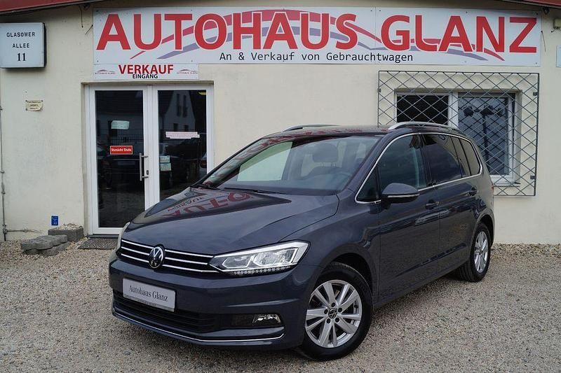 Grau Gebraucht 2023 VW Touran Highline Van / Kleinbus | 31.999 € (Guter Preis) - Bild 1/4