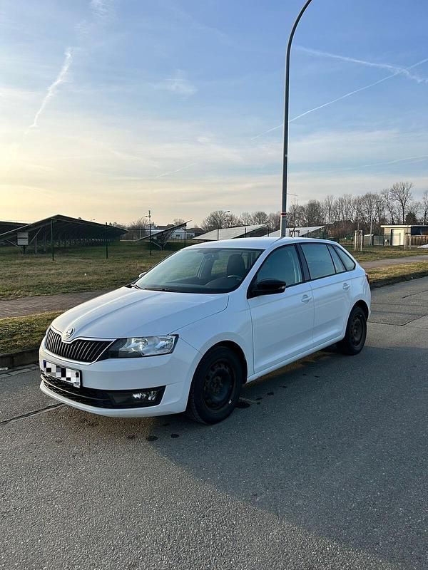 Gebraucht Skoda Rapid 90 PS (66 kW) 2016 Weiß Limousine