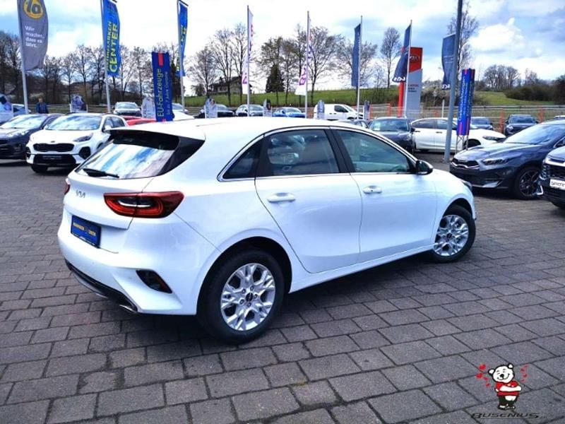 Neu Kia Ceed 101 PS (74 kW) 2025 Weiss Kleinwagen