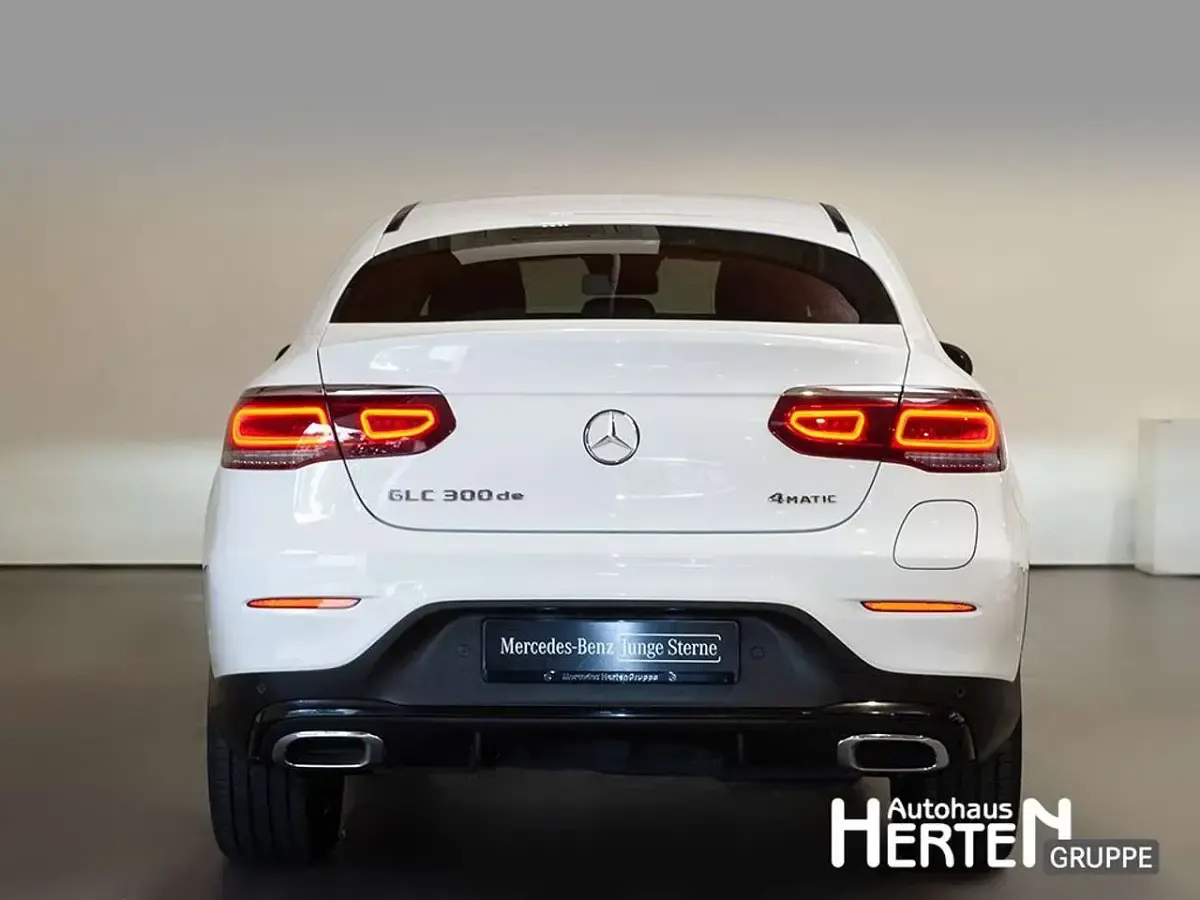 Gebraucht Mercedes GLC300de AMG 306 PS (225 kW) 2024 Unilack polarweiß Coupé