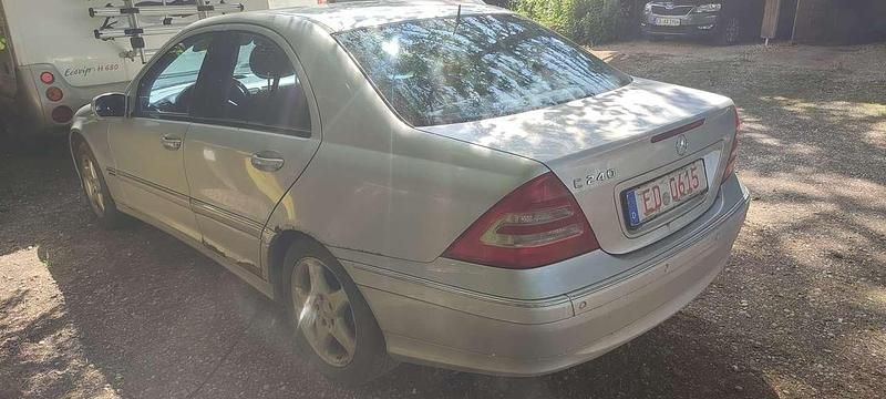 Brillantsilber Gebraucht 2000 Mercedes C240 Avantgarde Limousine | 1.150 € - Bild 1/4