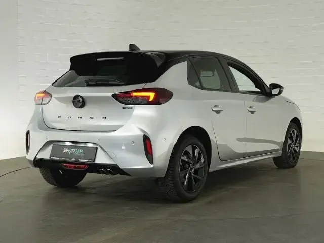 Używany Opel Corsa 145 KM (106 kW) 2025 Srebrny Hatchback