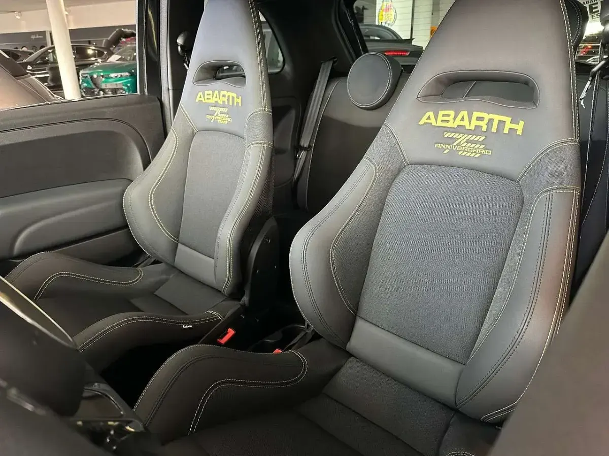 Gebraucht Abarth 695 179 PS (131 kW) 2024 Scorpione schwarz Kleinwagen