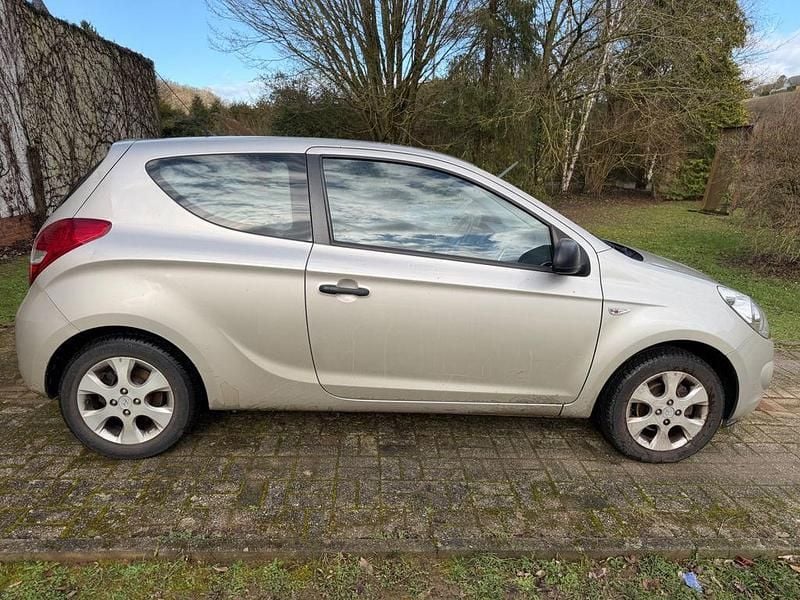 Gebraucht Hyundai i20 Classic 90 PS (66 kW) 2012 Silber Kleinwagen