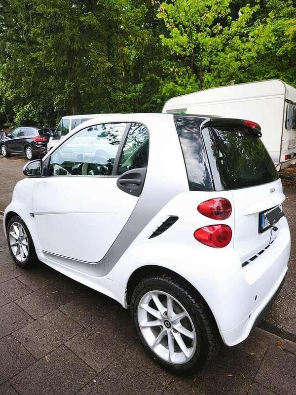 Weiß Gebraucht 2013 Smart ForTwo Electric Drive Limousine | 4.999 € (Fairer Preis) - Bild 1/4