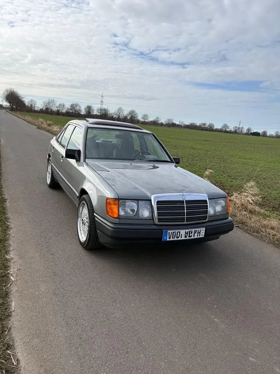 Gebraucht Mercedes E230 132 PS (97 kW) 1988 Silber Limousine