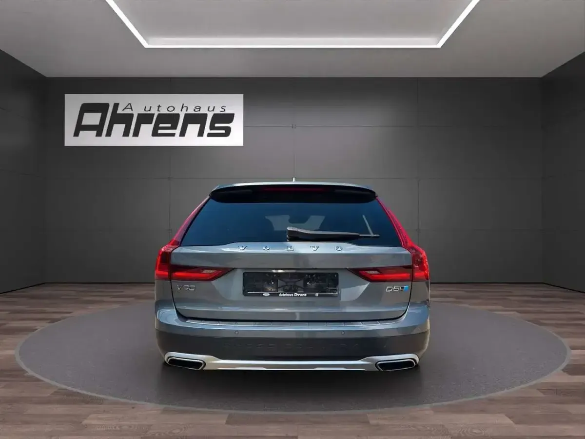 Używany Volvo V90 CC Basis 235 KM (172 kW) 2018 Szary Kombi