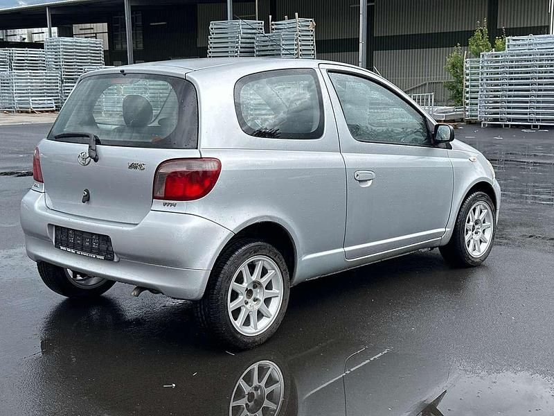 Gebraucht Toyota Yaris 86 PS (63 kW) 2003 Silber Limousine