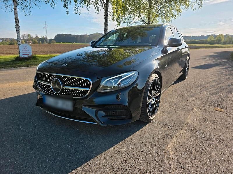 Schwarz Gebraucht 2020 Mercedes E300 AMG Kombi | 24.900 € (Fairer Preis) - Bild 1/4