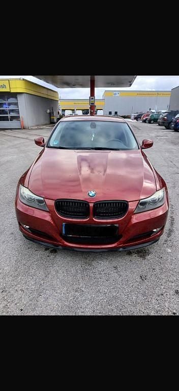 Gebraucht BMW 320 184 PS (135 kW) 2011 Rot Limousine