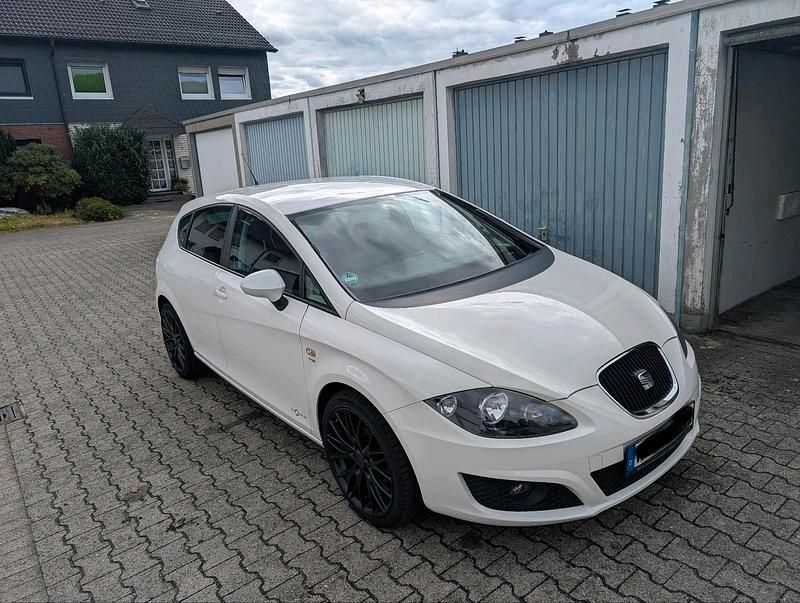 Weiß Gebraucht 2013 Seat Leon Copa Limousine | 5.990 € (Guter Preis) - Bild 1/4