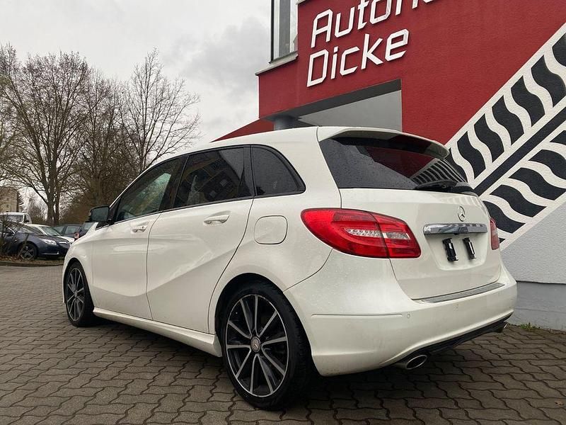 Gebraucht Mercedes B180 AMG Edition 1 122 PS (89 kW) 2013 Weiß Kleinwagen