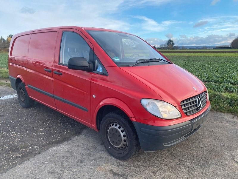 Rot Gebraucht 2010 Mercedes Vito Kombi | 5.999 € (Guter Preis) - Bild 1/4