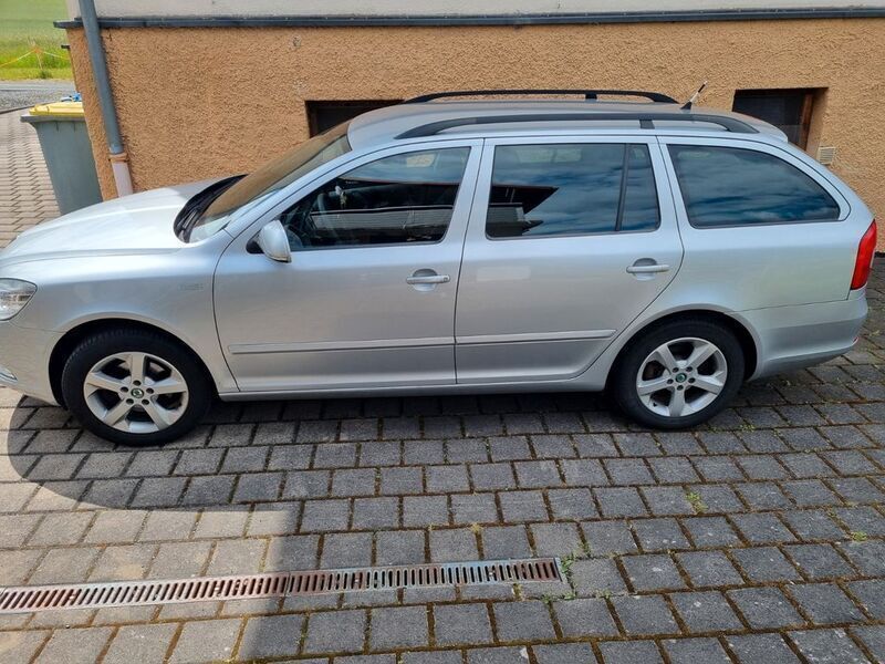 Silber Gebraucht 2011 Skoda Octavia Family Kombi | 6.000 € (Guter Preis) - Bild 1/4