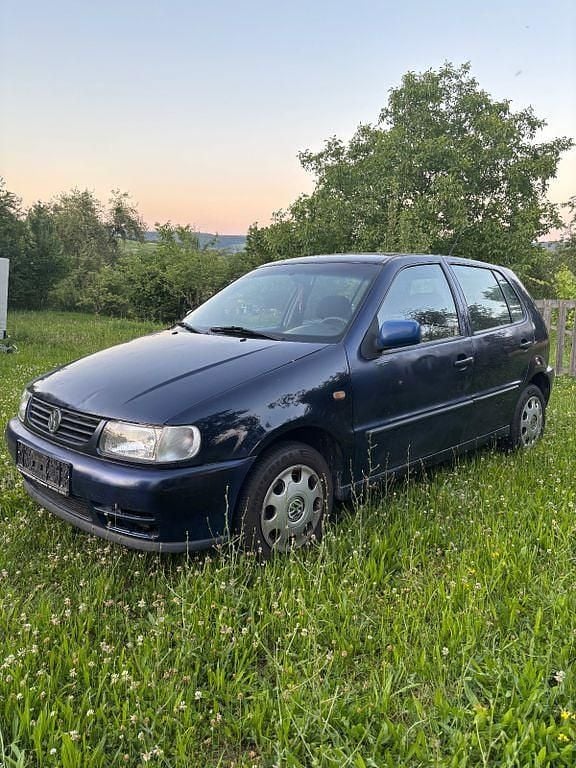 Blau Gebraucht 1999 VW Polo Basis Limousine | 600 € (Superpreis) - Bild 1/4