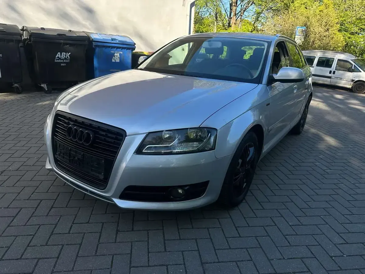 Gebraucht Audi A3 Attraction 125 PS (91 kW) 2010 Eissilber metallic Kleinwagen