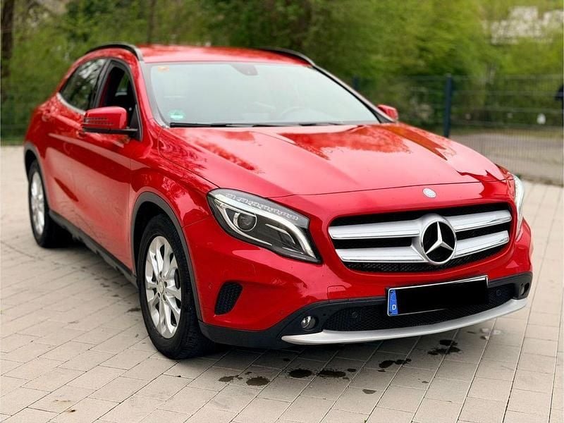 Gebraucht Mercedes GLA200 156 PS (114 kW) 2015 Rot SUV