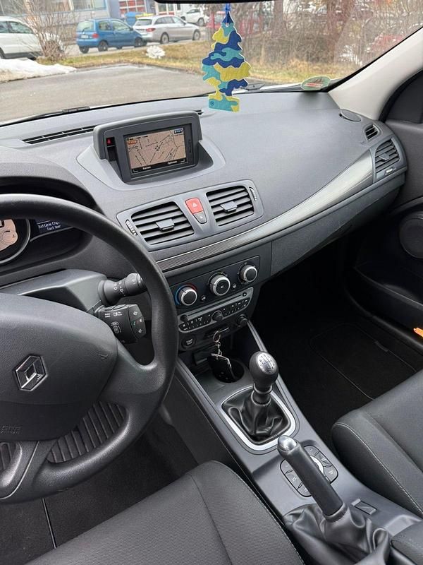 Gebraucht Renault Mégane GrandTour 106 PS (77 kW) 2011 Weiß Kombi