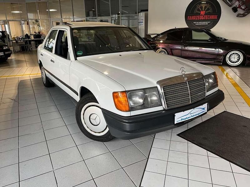 Weiß Gebraucht 1987 Mercedes E260 Limousine | 8.999 € - Bild 1/4