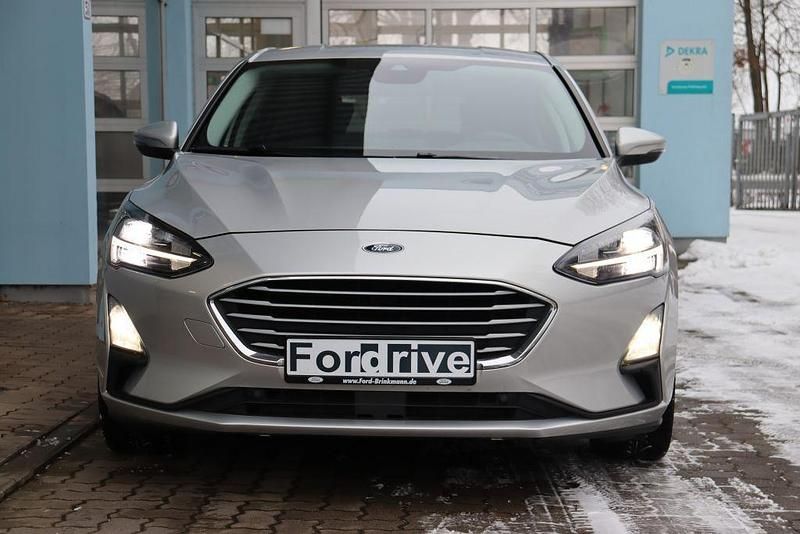 Gebraucht Ford Focus Cool & Connect 120 PS (88 kW) 2019 Moondust silver (metallic) Limousine