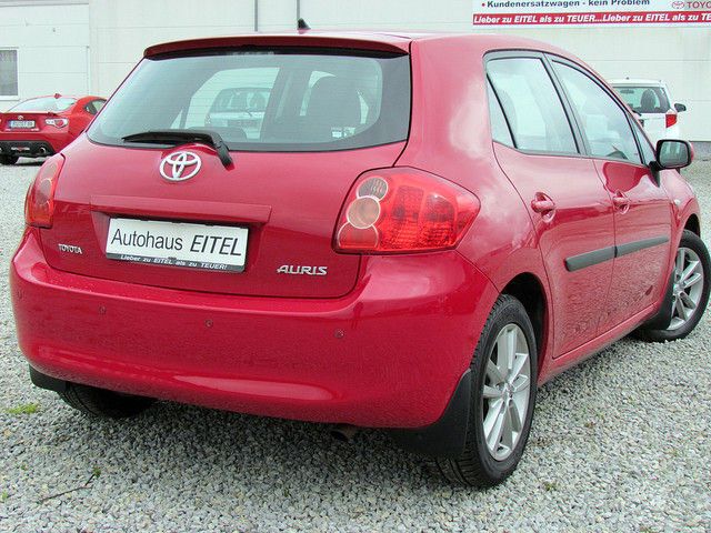 Gebraucht Toyota Auris 124 PS (91 kW) 2008 Rot Limousine