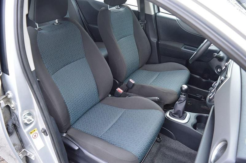 Gebraucht Toyota Yaris Life 99 PS (72 kW) 2012 Silber Kleinwagen