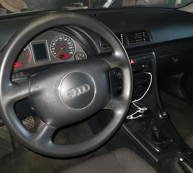 Gebraucht Audi A4 130 PS (95 kW) 2004 Schwarz Kombi