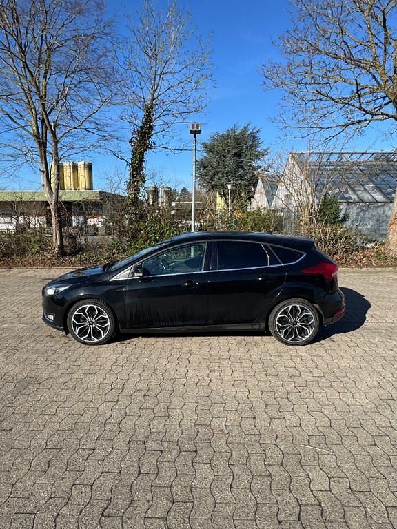Gebraucht Ford Focus Titanium 120 PS (88 kW) 2016 Schwarz Limousine