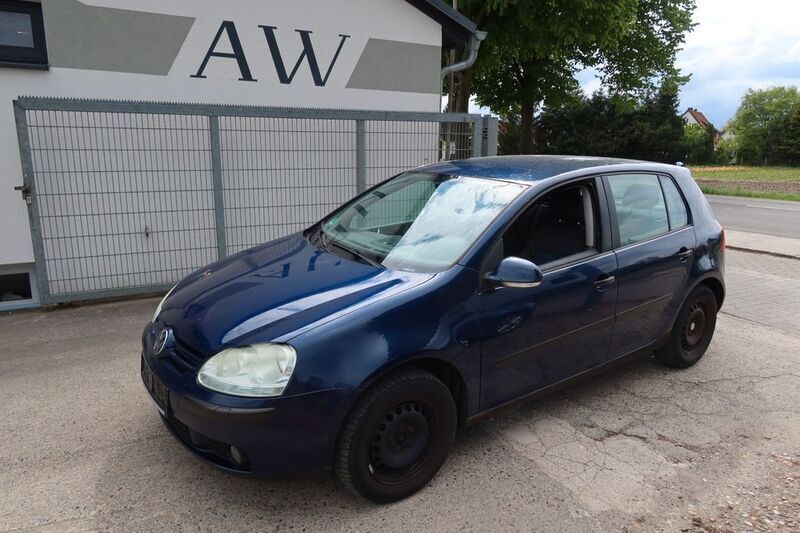 Blau Gebraucht 2005 VW Golf V Trendline Limousine | 850 € (Superpreis) - Bild 1/4