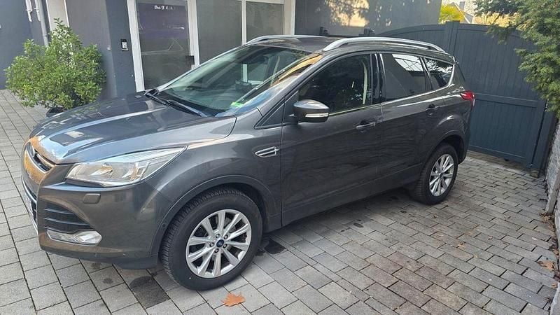 Gebraucht Ford Kuga Titanium 150 PS (110 kW) 2016 Grau SUV