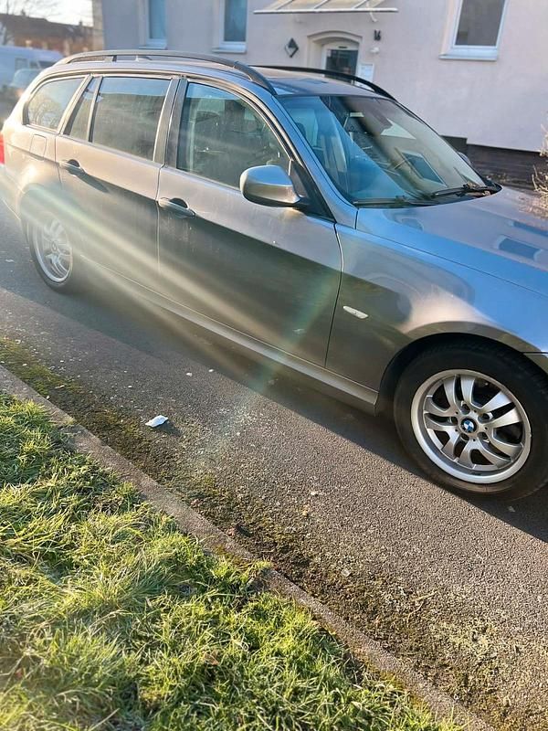 Gebraucht BMW 318 146 PS (107 kW) 2009 Grau Kombi