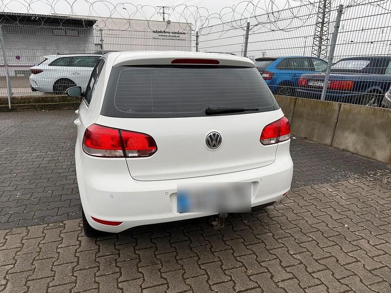 Gebraucht VW Golf VI 102 PS (75 kW) 2009 Weiß Kleinwagen