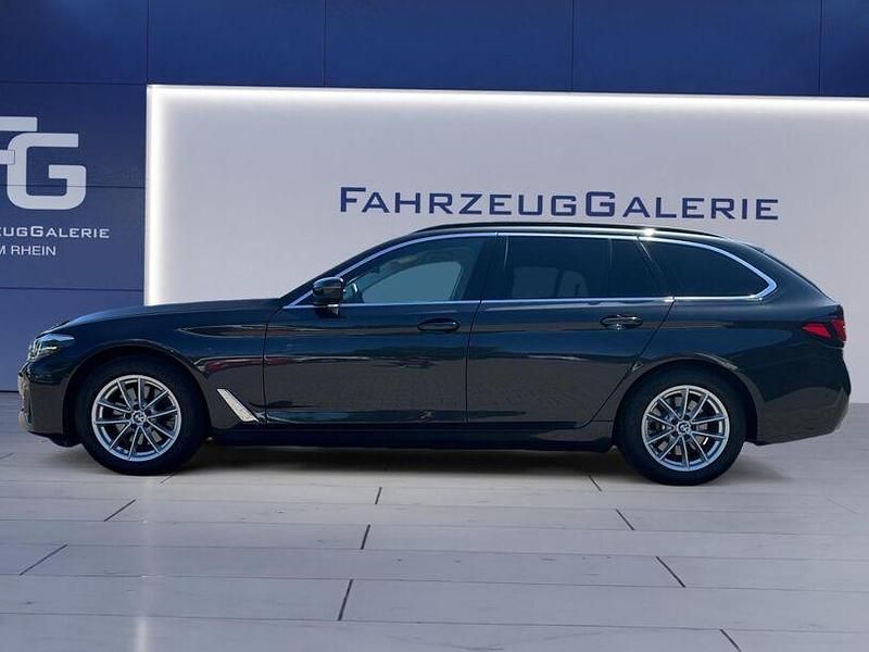 Gebraucht BMW 520 Performance 190 PS (139 kW) 2023 Sophistograu brillanteffekt metalli Kombi