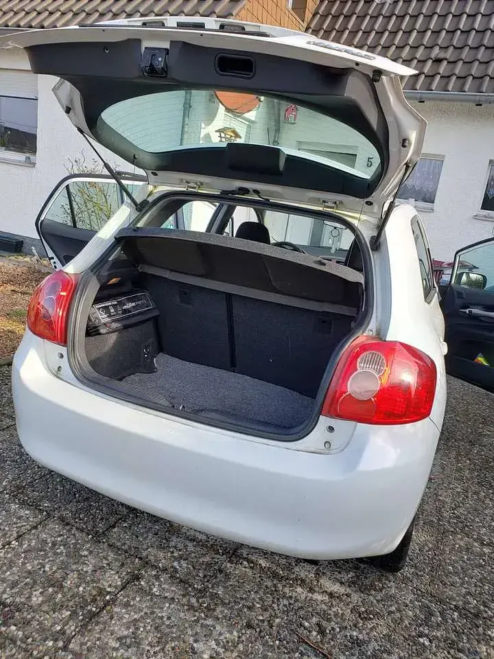 Gebraucht Toyota Auris Life 101 PS (74 kW) 2010 Weiß Kleinwagen