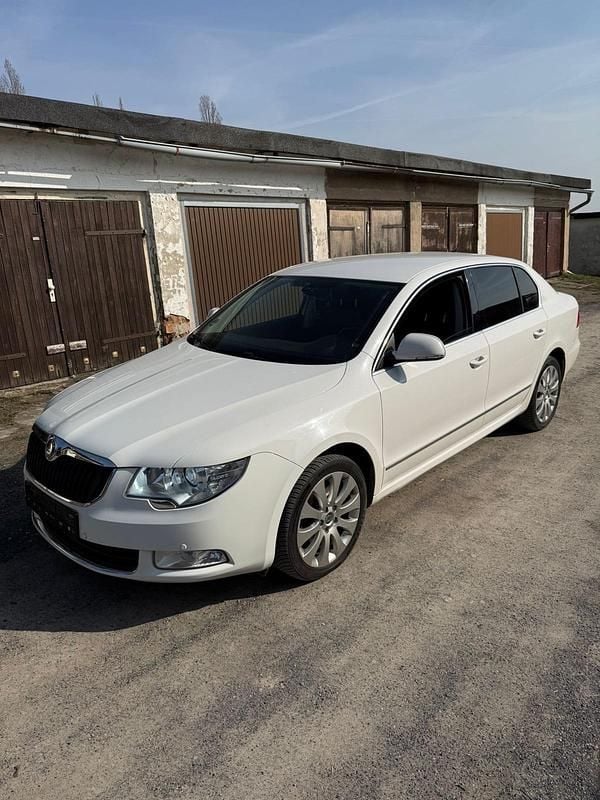 Gebraucht Skoda Superb 160 PS (117 kW) 2011 Weiß Limousine