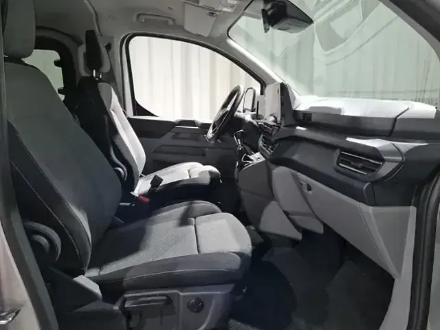 Gebraucht Ford Tourneo Custom Titanium 136 PS (100 kW) 2025 Silber Van