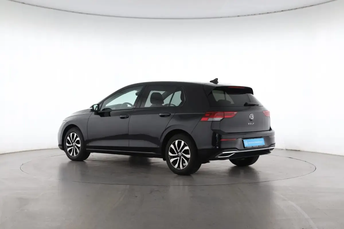 Gebraucht VW Golf VIII Active 150 PS (110 kW) 2021 Deep black perleffekt Kleinwagen