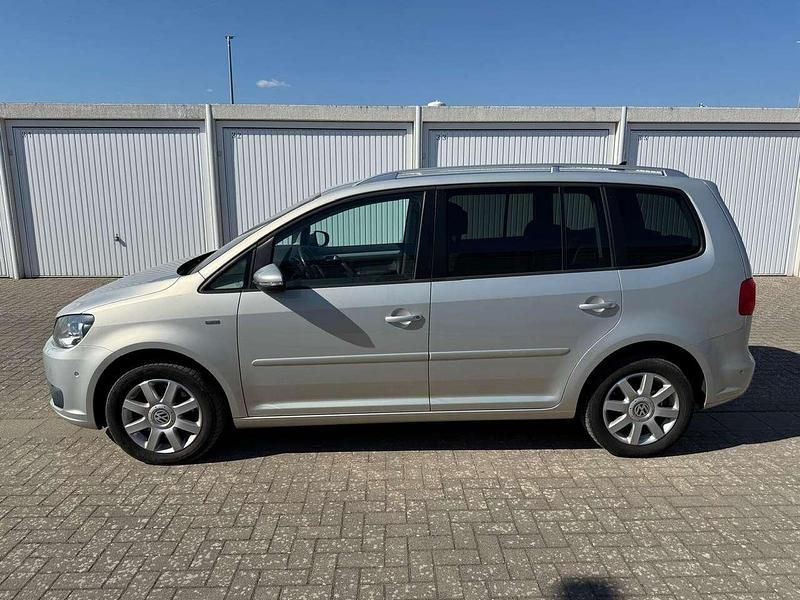 Gebraucht VW Touran Life 140 PS (102 kW) 2013 Silver leaf metallic Van / Kleinbus