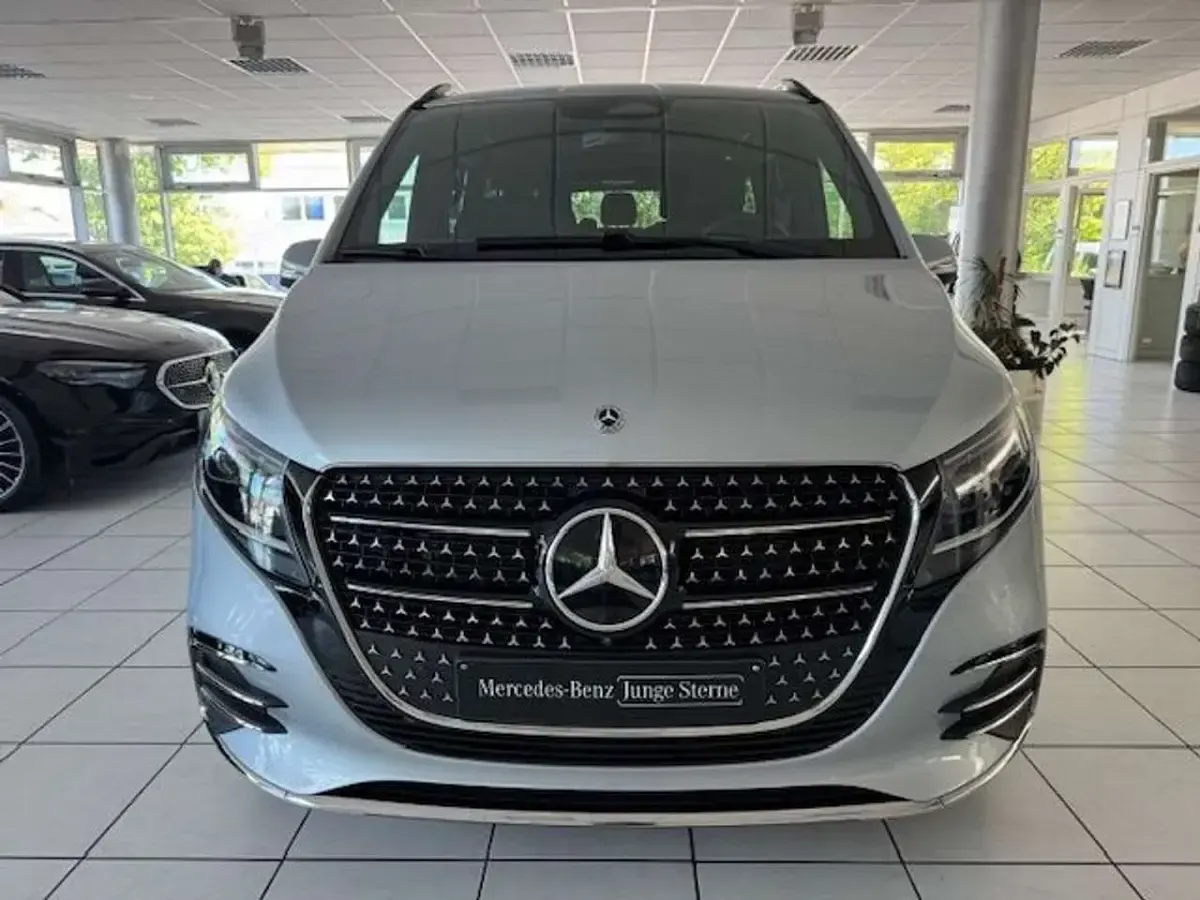 Gebraucht Mercedes V300 AMG 237 PS (174 kW) 2025 Hightechsilber Van / Kleinbus