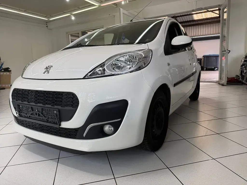 Gebraucht Peugeot 107 Active 68 PS (50 kW) 2012 Weiß Kleinwagen