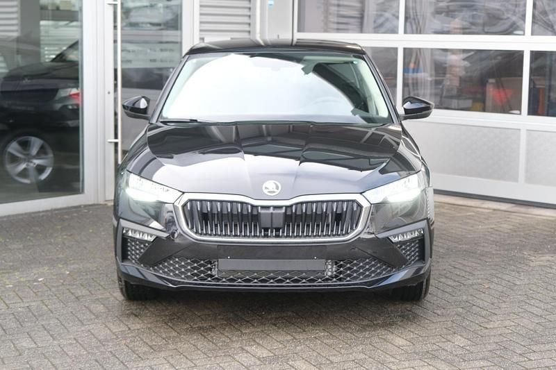 Neu Skoda Scala Selection 116 PS (85 kW) 2025 Schwarzmagic perleffekt Kleinwagen