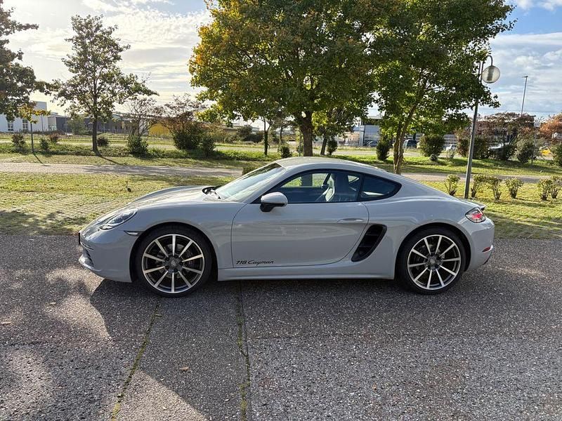 Grau Gebraucht 2018 Porsche 718 Cayman Coupé | 59.900 € (Fairer Preis) - Bild 1/4
