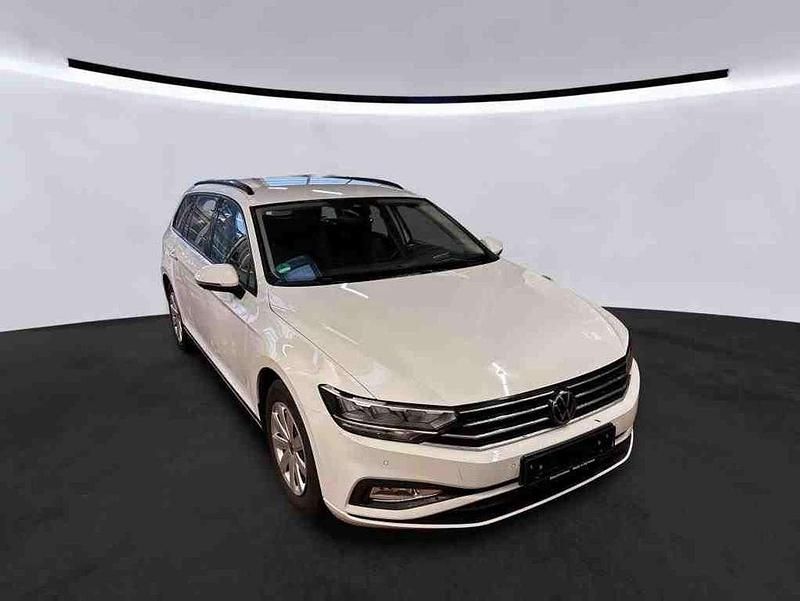 Gebraucht VW Passat Basis 150 PS (110 kW) 2022 Weiß Kombi