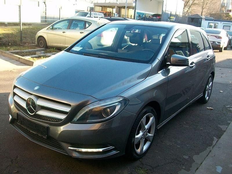 Grau Gebraucht 2013 Mercedes B200 Van / Kleinbus | 9.900 € (Guter Preis) - Bild 1/4