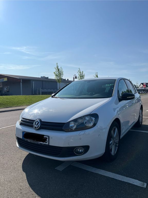 Weiß Gebraucht 2012 VW Golf VII Match Limousine | 5.990 € (Guter Preis) - Bild 1/4